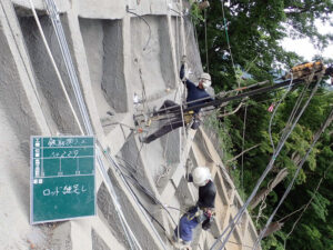 鉄筋挿入の作業の様子2