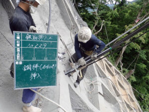 鉄筋挿入の作業の様子1