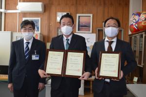 認証状を受け取る様子