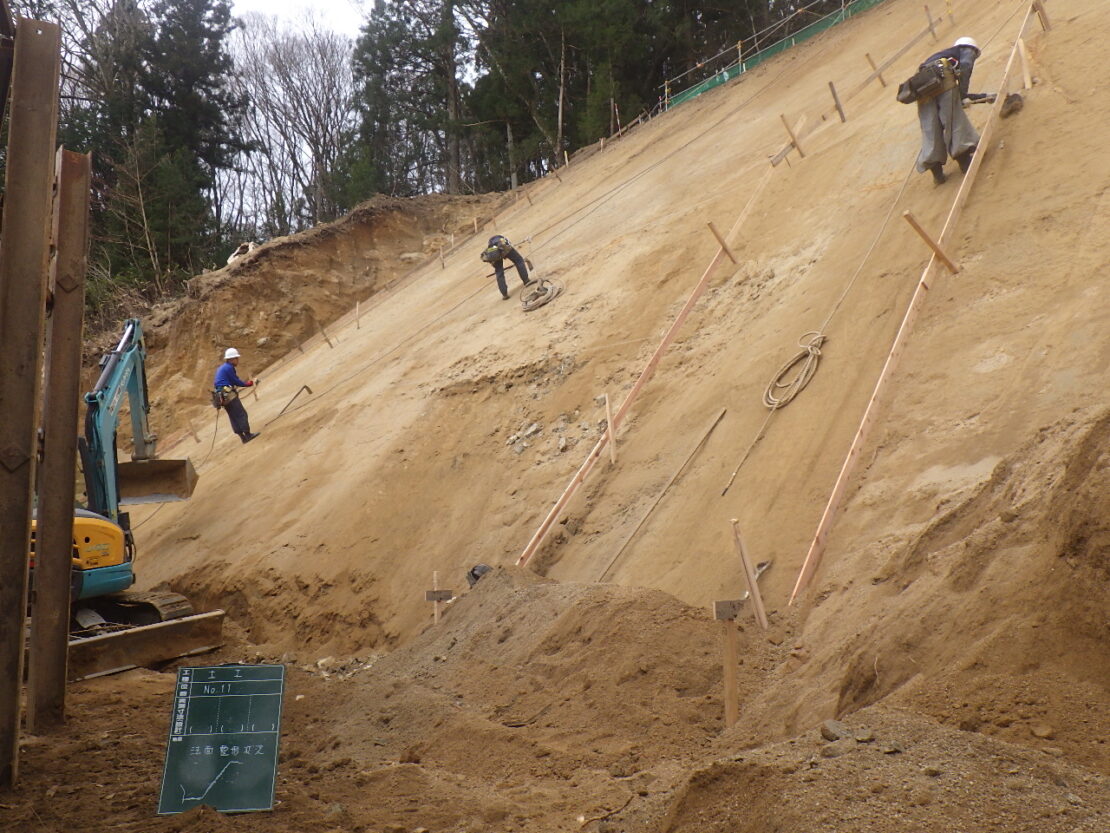 切土法面整形の作業風景