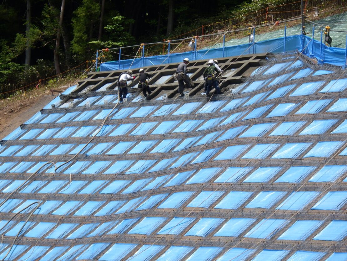 法枠モルタル吹付の作業