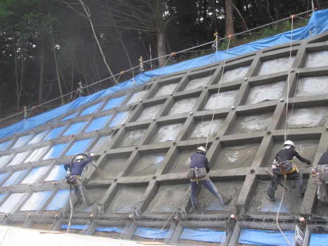 法枠モルタル吹付の作業