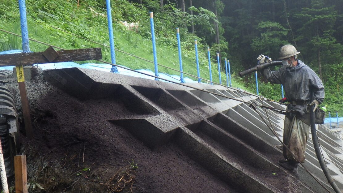 枠内植生基材吹付の作業の様子