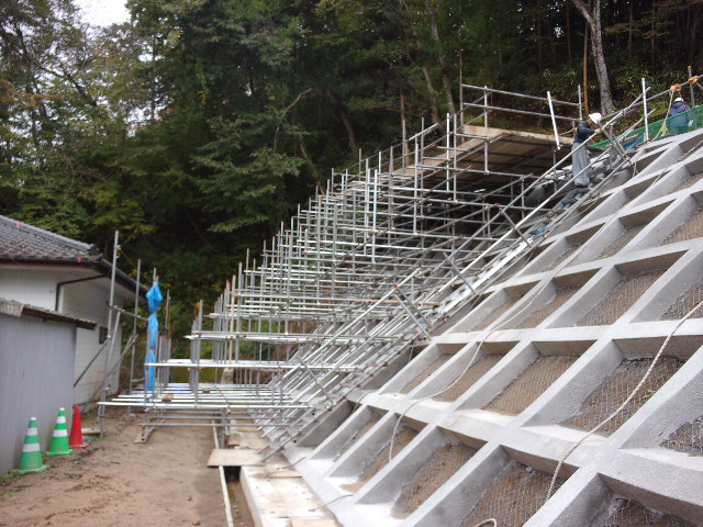足場設置の作業