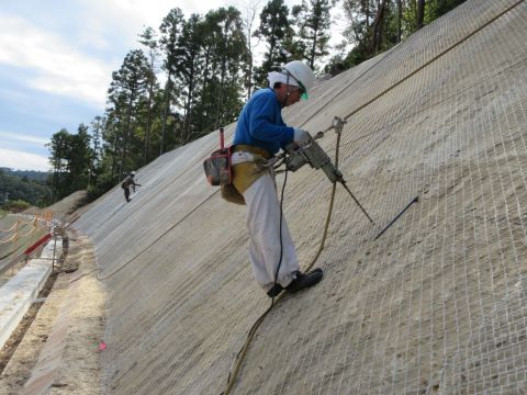 法面で作業する人