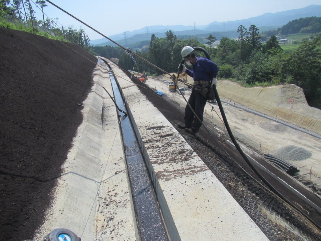植生基材吹付の作業