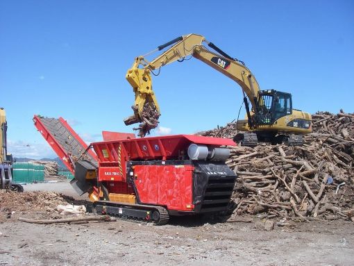木材のリサイクル用の重機